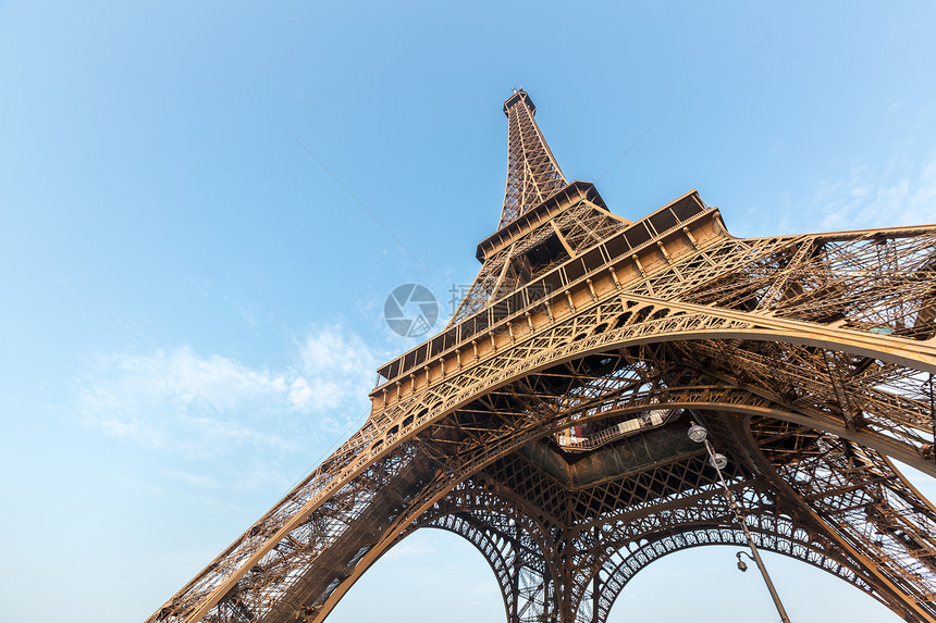 蓝色天空的埃菲尔铁塔法国巴黎图片