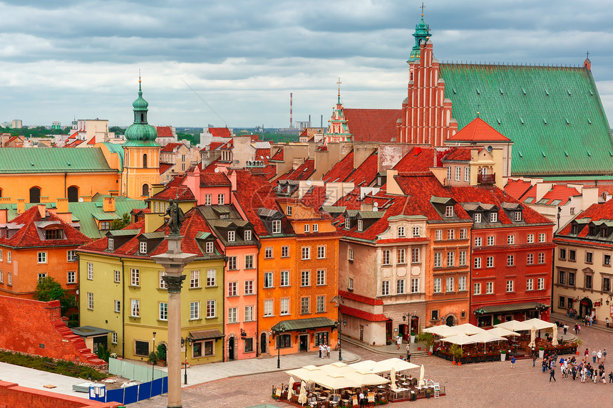 波兰华沙旧城堡广场的Sigismund专栏和多姿彩的房屋空中景象图片