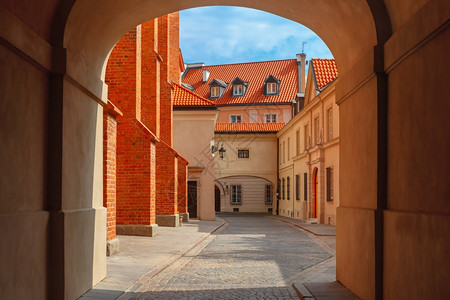 清空的大门和旧铺满灯笼街道在波兰阳光明媚的夏日华沙老城图片