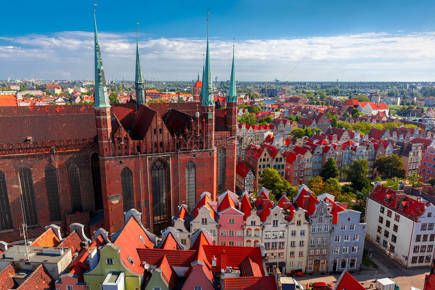 波兰格丹斯克圣玛丽教堂和老城的空中景象夏季从波兰格丹斯克市政厅阳光明媚的清晨图片