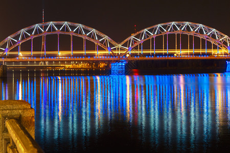 铁路大桥和道格瓦河里加电台和视塔夜间拉脱维亚图片