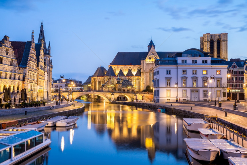 比利时根特镇莱伊河的中世纪建筑黄昏时段图片