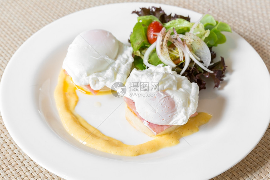 鸡蛋本尼迪克特烤过的英国松饼火腿偷鸡蛋美味的奶油荷兰面酱早餐图片