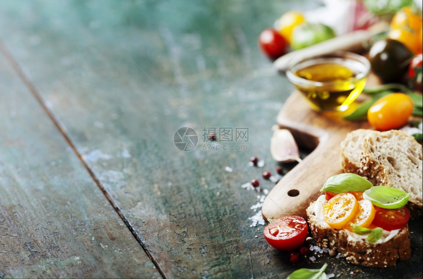 配有成分的番茄和烤肉三明治意大利语蔬菜或健康食品概念有免费文本空间的背景布局图片