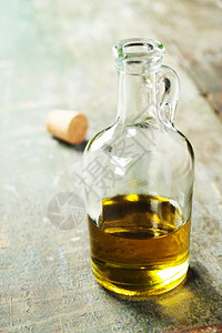 生锈木背景的额外健康处女橄榄油图片