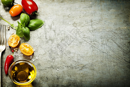 生锈背景的新鲜有机蔬菜黄麻大蒜橄榄油健康食品蔬菜用花园的新鲜收获图片