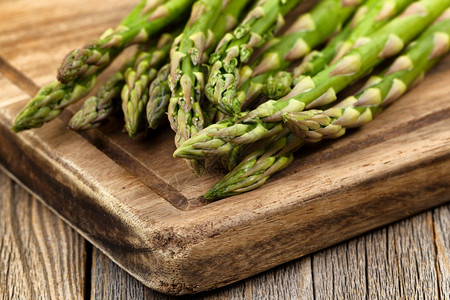 木质服务器板上新鲜的paragus选择地关注asparagus的提示背景图片