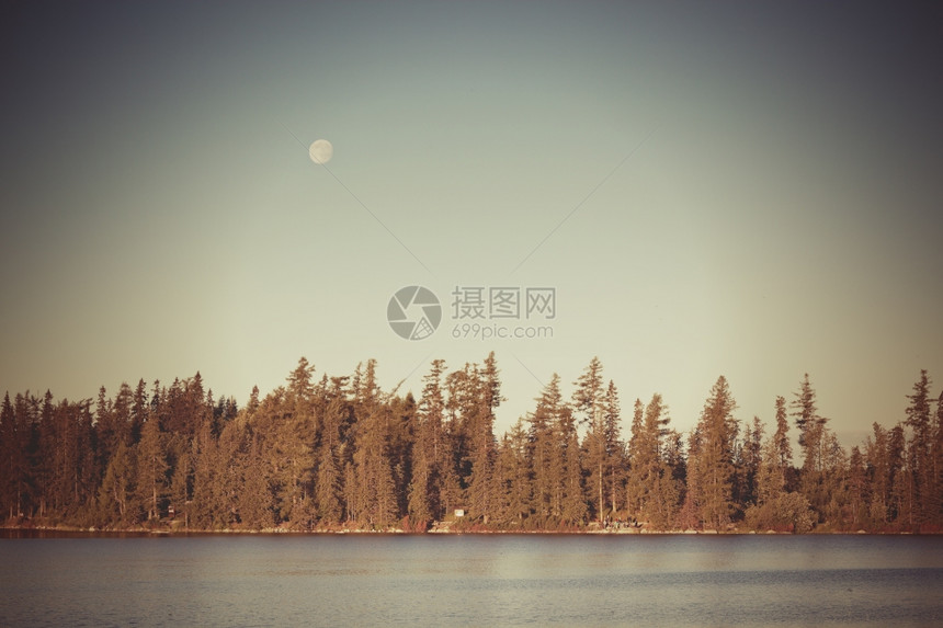 高山湖上满月的景象图片