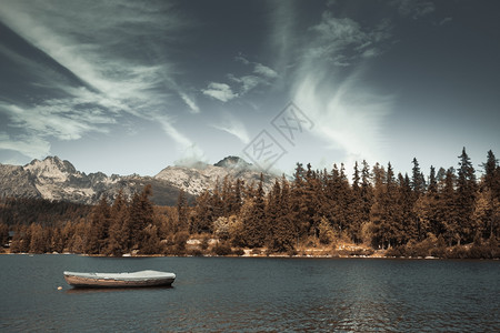 阿尔卑斯山湖秋天图片