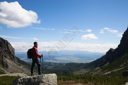 站在山顶的男人图片