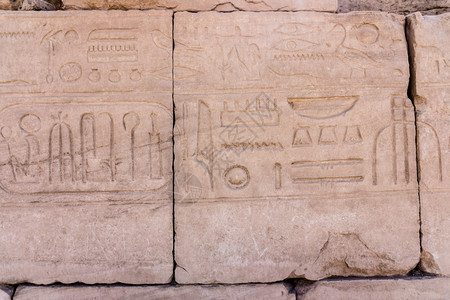 埃及象形文字墙上的象形文字雕刻背景图片