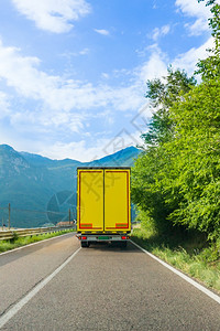 卡车在山上公路货运图片