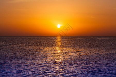 海面上美丽的日落景色海滩上热带日落图片
