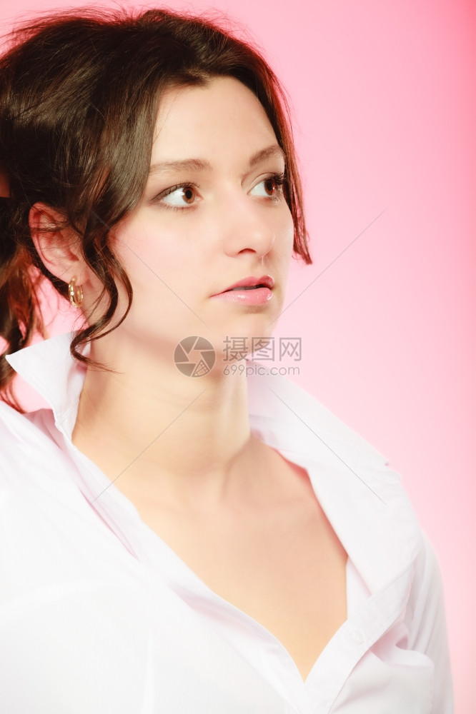 女人和美感黑发的肖像粉红色长发图片