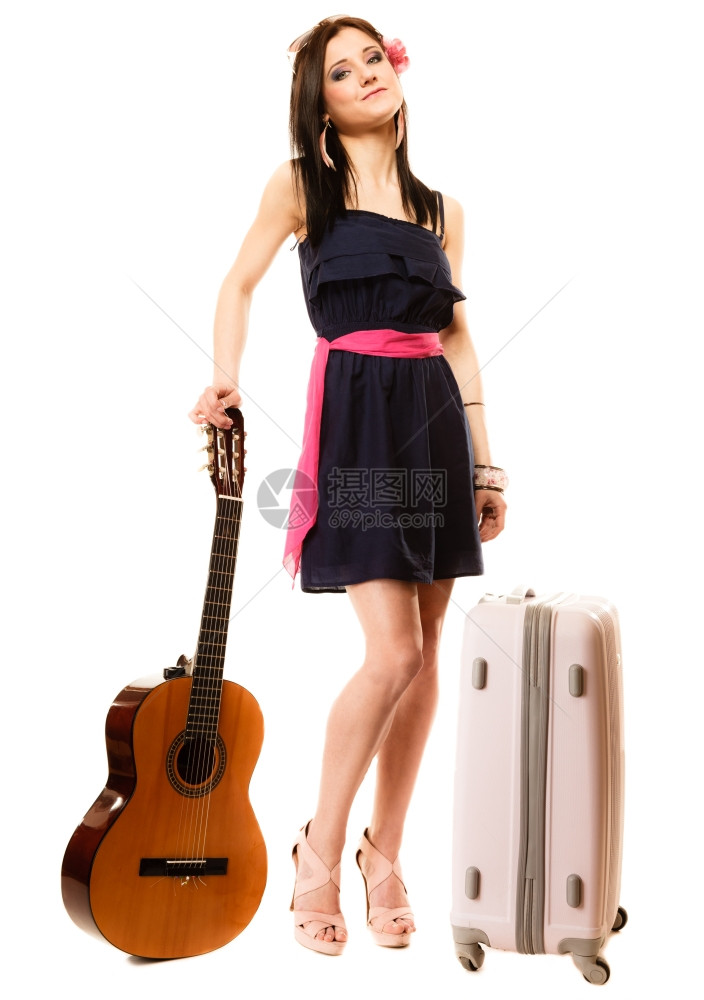 旅行假期和自由概念全长旅游女音乐爱好者带吉他和手提箱的暑期少女白衣独家游客带吉他和手提箱的白人女孩图片