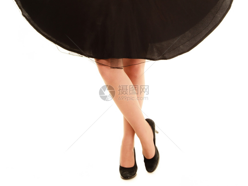 穿着高跟鞋的女孩感腿紧缝合着孤立在白色上工作室拍到的图片