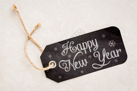 黑色雪花与陶瓷砖背景的绳子挂着黑色价格标签的上新年HappY背景