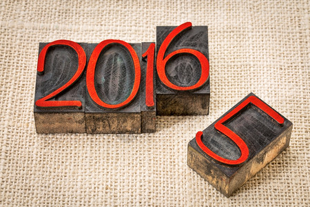 新年2016取代旧2015纸质木头类型用红墨沾染在薄膜画布上图片