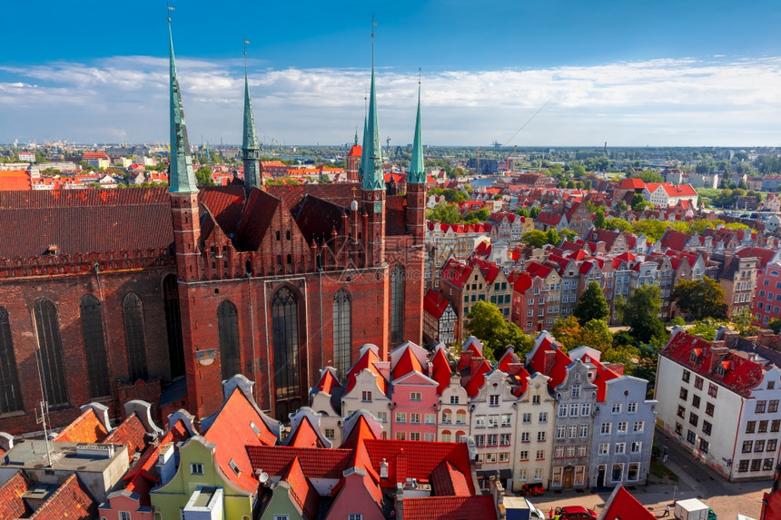 波兰格但斯克市政厅阳光明媚的夏日清晨圣玛丽教堂和老城空中景象图片