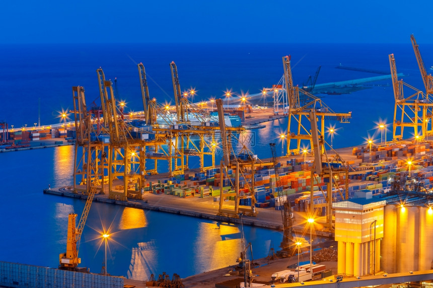 西班牙加泰罗尼亚巴塞纳市Montjuic山的海上货港和集装箱码头空中观察图片