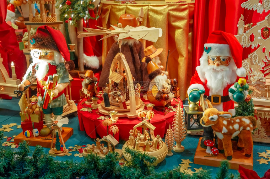 圣诞老人树和在比利时布鲁日的圣诞纪念品市场商店的玩具装饰和照亮比利时布鲁日图片