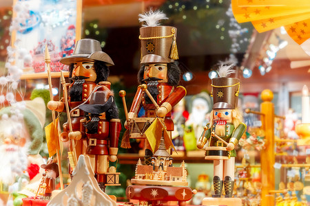 胡桃夹子玩具在比利时布鲁日的圣诞市场装饰和照亮了圣诞果仁大王背景