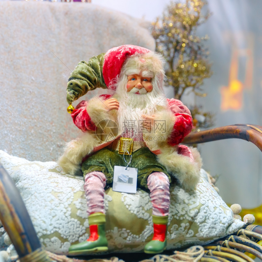 圣诞老人和树在比利时布鲁日的圣诞纪念品市场商店装饰和照亮图片