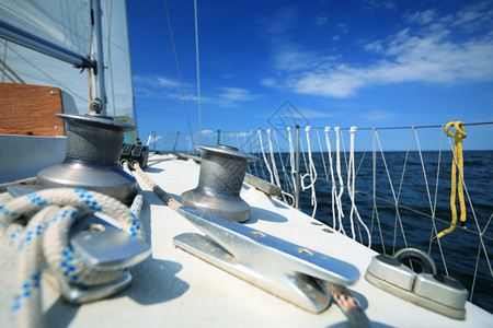在蓝黄海游艇上阳光明媚的暑假旅游奢侈生活方式图片