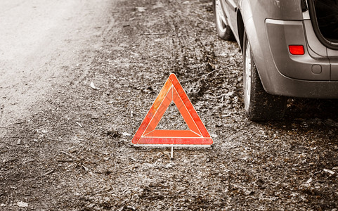 转经道汽车运输转的分布红色警告三角标志的关闭在森林道路上背景
