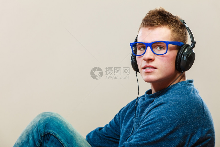 年轻时装男尚服耳机听音乐图片