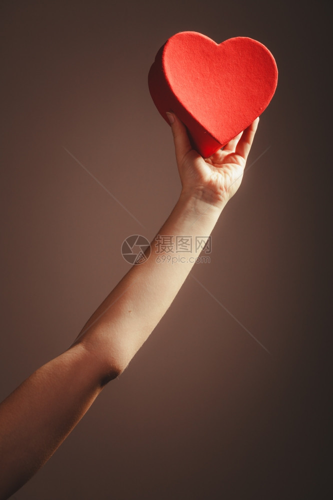 女人握着她的手爱帮助和慈善女人握着红心盒图片