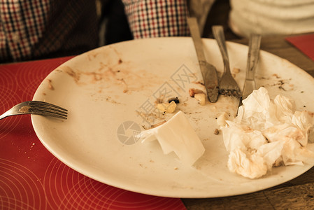 食物剩菜饭后脏盘子和餐具图片