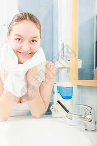 洗脸的女人在浴室用清洁水洗脸图片
