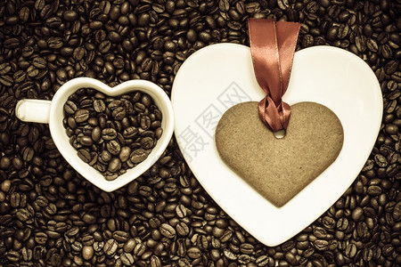 咖啡时间概念心形杯盘和咖啡豆背景的饼干姜背景图片