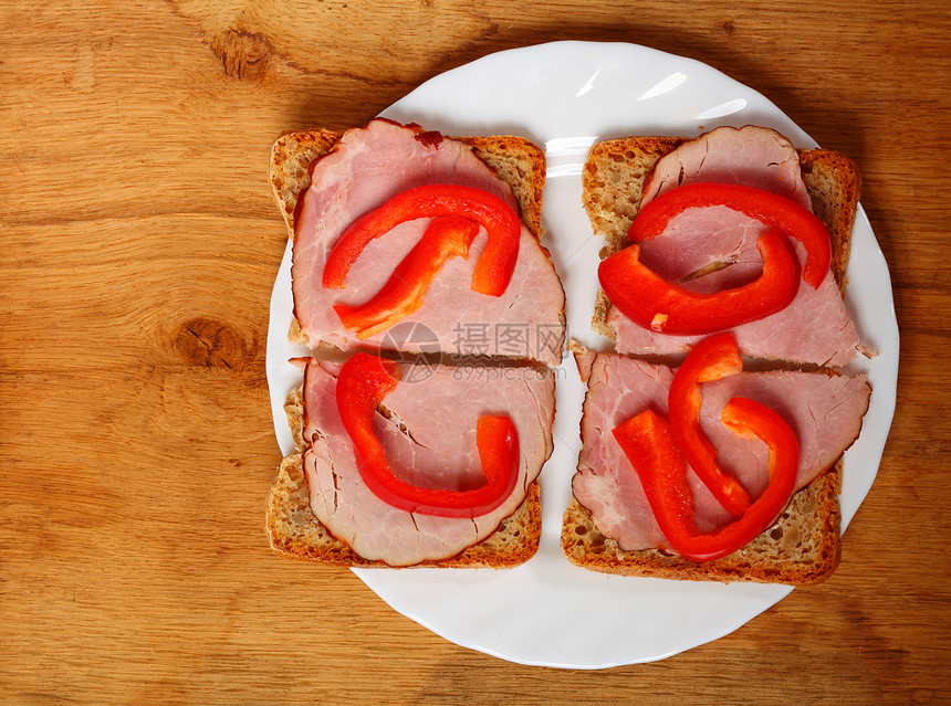 健康露天面对的三明治红辣椒火腿在木桌背景上图片