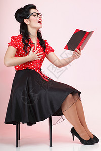 一名年轻女大学生或教师手持笔记本全身裸的笔记本肖像图片