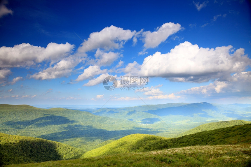 自然和环境美丽的绿山夏季区景观旅行和游图片