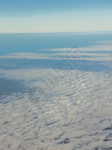 蓝天从云中飞翔的机窗口中查看天景云色鸟39眼睛背景