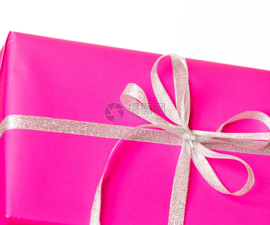 粉红圣诞节礼物盒带银丝圣诞节概念图片