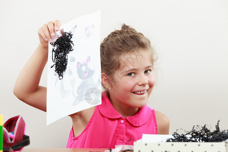 小女孩在教室里画小女孩在教室里画小学时代的创造力背景图片