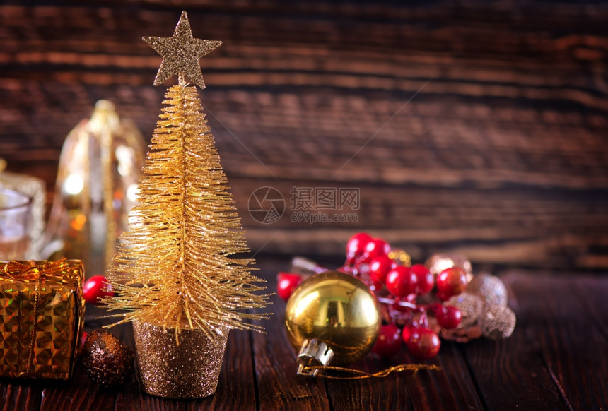 木制桌上的金色圣诞装饰图片