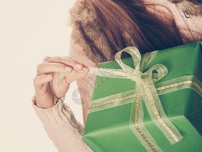 人类用盒装礼物生日人类用绿箱礼物白色的孤立绿箱礼物生日概念图片