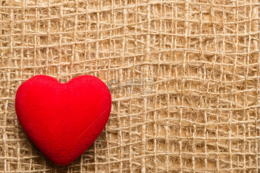 情人节保健或慈善概念红心爱符号印在有复制空间的生锈棕色布背景上图片
