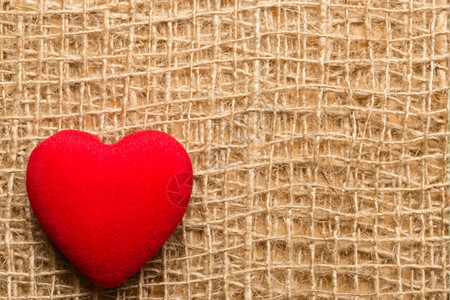 情人节保健或慈善概念红心爱符号印在有复制空间的生锈棕色布背景上图片