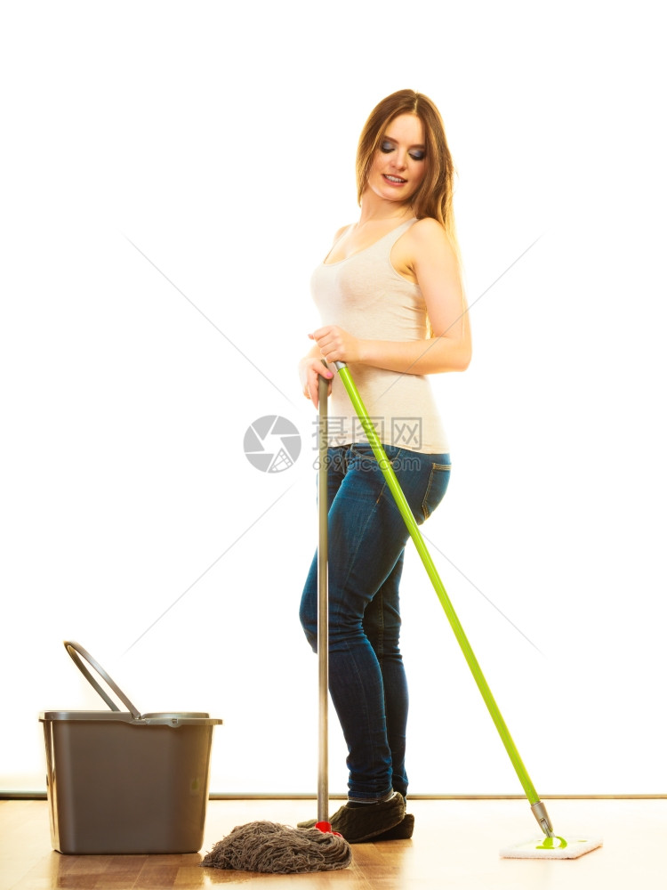 清洁家务工作概念清洁女孩青年子擦地板手持两个新的和旧白色拖把图片