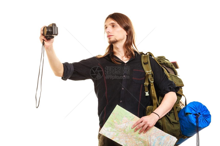 旅游背包客与相机拍照旅行时的游背包客与相机拍照年轻徒步旅行者携带暑假旅行孤立于白色背景图片