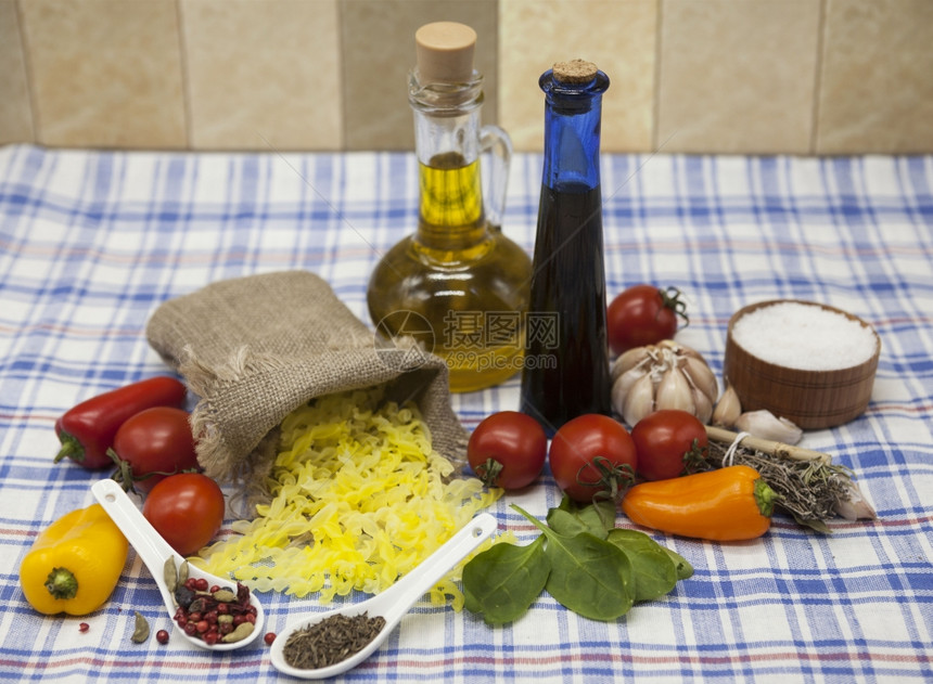 Gemelli意大利面条粉无谷类食品用于制作樱桃番茄橄榄油咸盐酱大蒜香料海盐沙拉图片