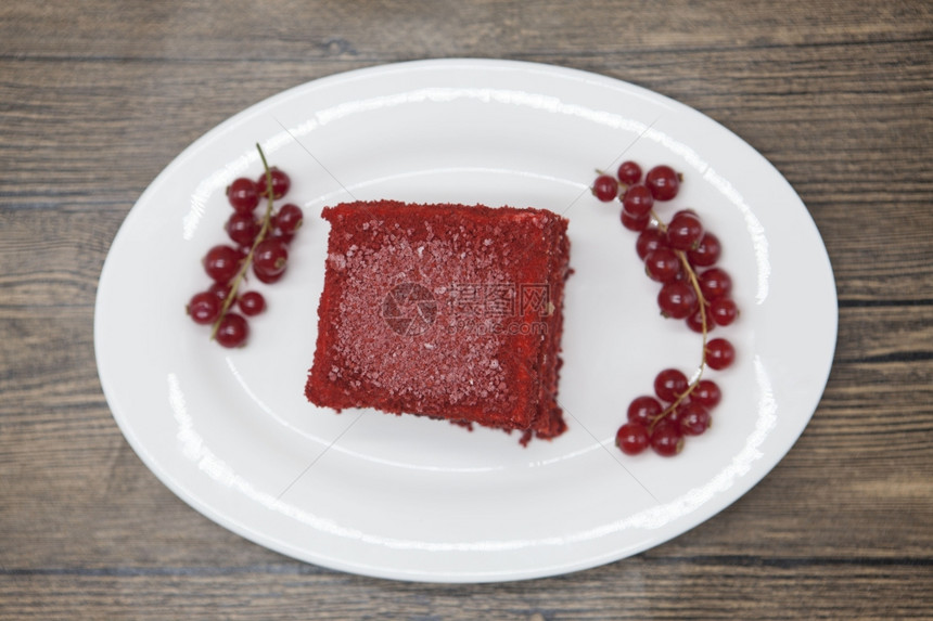 红天鹅绒新鲜的美味饮食蛋糕红圆饼在DukanDitt放在瓷板上勺子在木制背景上图片