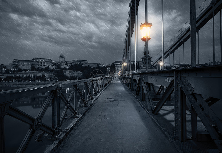 雨夜旧桥匈牙利布达佩斯图片