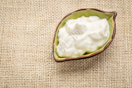 一小片叶状希腊酸奶碗配香草对抗薄饼布图片